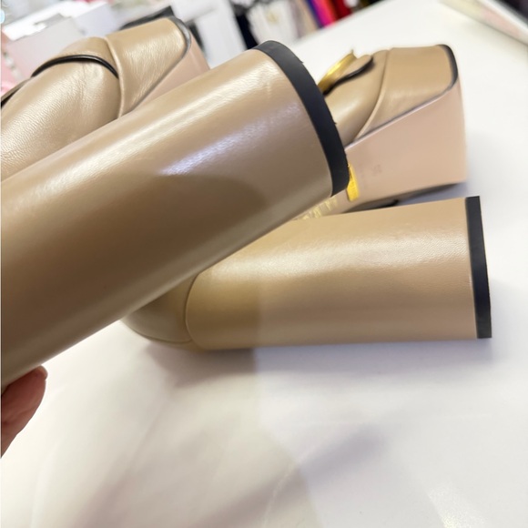 Gucci Beige Leather Fringe Heels Double G Logo Leather Pumps - Picture 5 of 9